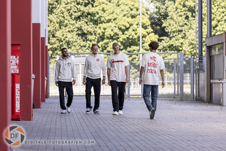 Spieler von Rot-Weiss Essen mit T-Shirt