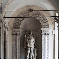 Statue im Palazzo di Citta Statue im Palazzo di Citta