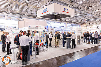 Messestand in Großaufnahme mit Publikum Messestand