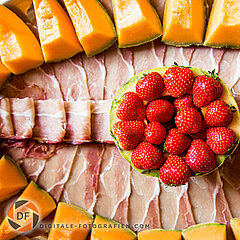 Lachsschinken mit Melone und Erdbeeren garniert Rohschinken