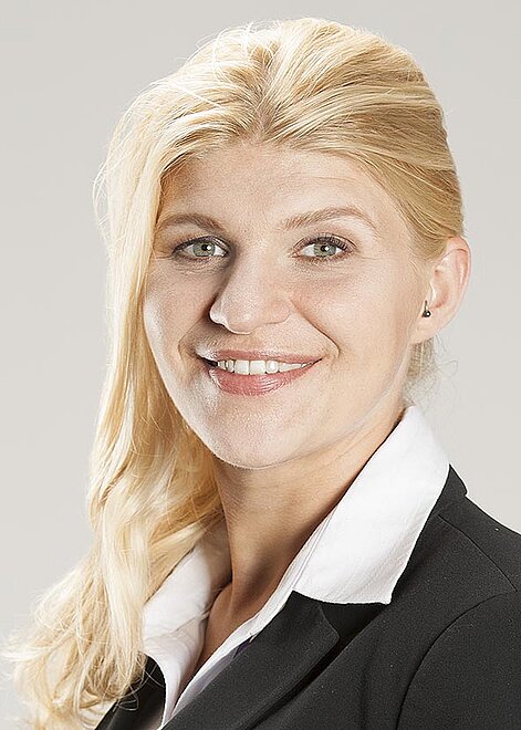 Frau mit Bewerbungsmakeup Frau mit Bewerbungsmakeup