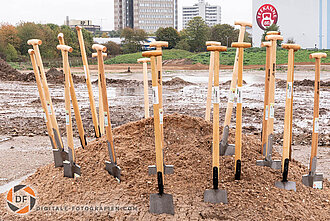 Foto von den Spaten zum Spatestich Spatentisch Neubau
