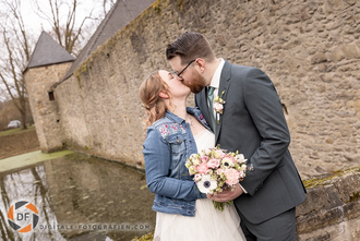 Brautpaarfoto auf der Brücke zur Wasserburg Haus Kemnade – Romantische Hochzeitsfotografie Brautpaarfoto auf der Brücke zum Wasserschloss