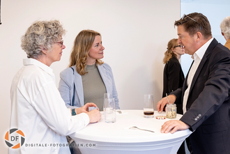 Gäste unterhalten sich während der Veranstaltung Konversation