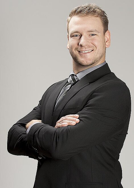 Bewerbungsfoto vom Mann mit verschränkten Armen Bewerbungsfoto vom Mann mit verschränkten Armen