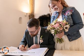 Unterschrift des Bräutigams unter die Eheurkunde im Standesamt der Wasserburg Unterschrift vom Bräutigam unter die Eheurkunde