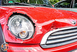 Fahrzeug mit einem Karosserieschaden an der Motorhaube Karosserieschaden