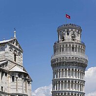 Schiefer Turm von Pisa neben dem Dom Turm von Pisa