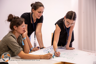 Foto von Personen, die malen. Gruppenarbeit