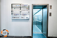 Aufzug mit Firmentafel image-883