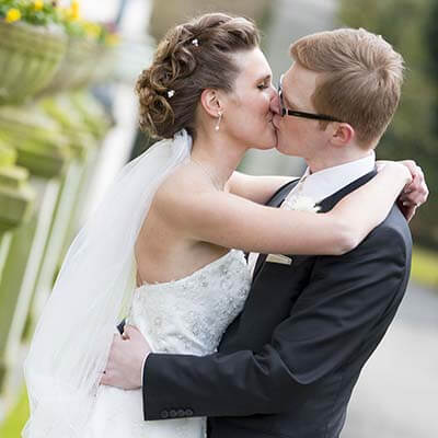 Hochzeitsfotos von einem klassischen Brautpaar Shooting im Park oder on Location Brautpaar Shooting Klassik