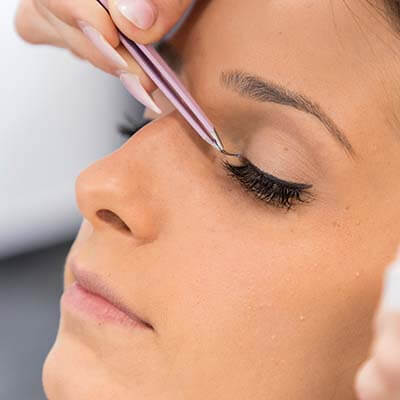 Hochzeitsfotos vom Getting Ready der Braut und des Bräutigams Getting Ready